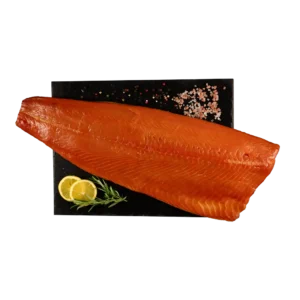 Łosoś wędzony na zimno – delikatne, soczyste mięso o subtelnym, dymnym aromacie, idealne do sałatek, kanapek i przystawek.